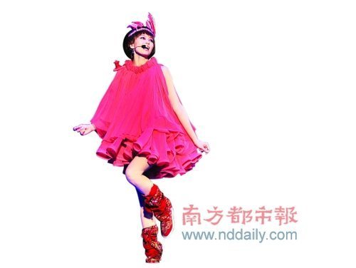 梁詠琪平安夜北京開唱 外交官男友捧場大方回應