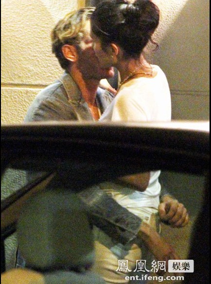 尤文圖斯老板背朱珠偷腥 與億萬名媛當(dāng)街熱吻