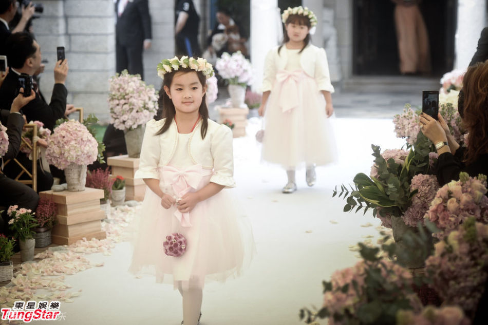 婚禮現場可愛的小花童
