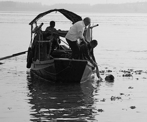 2009年10月24日16∶45，打撈人員將第二名遇難學生遺體從水里拉起，并用繩子拴牢右臂。