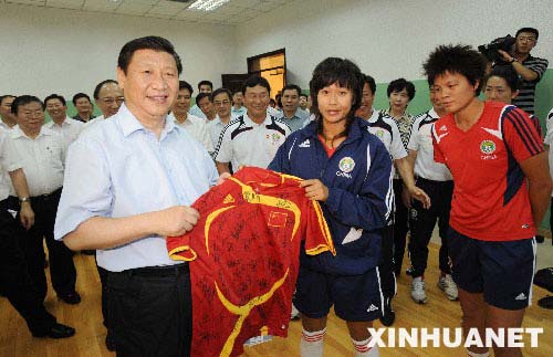 習近平考察奧運秦皇島賽區現場踢足球(多圖)(4)