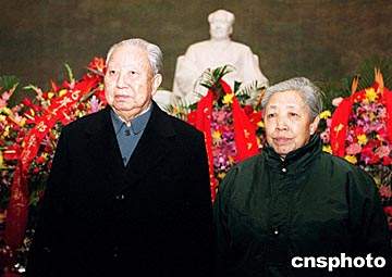 資料圖:華國鋒(左) 來源:中新社