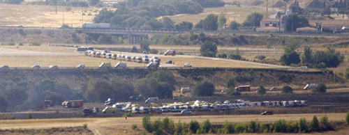客機20日下午在馬德里機場起飛時滑出跑道起火燃燒，圖為失事現場。