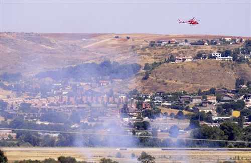 客機20日下午在馬德里機場起飛時滑出跑道起火燃燒，圖為失事現場。