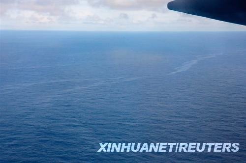 這張巴西空軍6月2日在大西洋海域拍攝的照片顯示的是據信為法航失蹤客機航空燃油的漂浮帶。法國軍方發言人普拉聚克3日在巴黎接受媒體采訪時表示，經過法方勘測，巴西空軍2日在大西洋海域發現的飛機殘骸已被確認為法航失蹤客機殘骸。新華社/路透