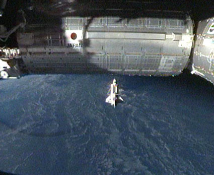 科技時代_發(fā)現號航天飛機脫離國際空間站開始返航(圖)