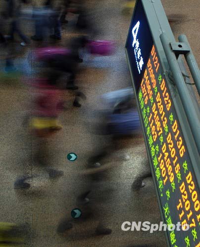 從2月6日起，2010年春運迎來高峰。2月8日，北京西客站日進出人次已突破20萬。 中新社發 李京生 攝