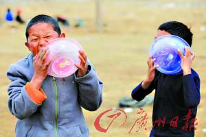 福利院的孩子們吃完飯總是將飯盆舔干凈。