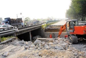 京張高速發生大堵車 百余公里需走兩天(組圖)