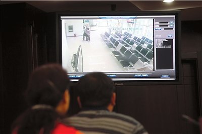 人質狀告銀行案續：質疑銀行顧錢不顧命(圖)