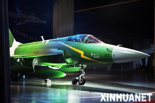 11月23日，在巴基斯坦旁遮普省的卡姆拉，梟龍（JF-17）飛機(jī)亮相下線儀式。當(dāng)日，首架在巴基斯坦境內(nèi)制造的梟龍（JF-17）飛機(jī)在距巴首都伊斯蘭堡西北約60公里的巴基斯坦飛機(jī)制造廠成功下線。梟龍飛機(jī)是中巴聯(lián)合投資研發(fā)的先進(jìn)多用途輕型戰(zhàn)斗機(jī)，是兩國(guó)重要的合作項(xiàng)目。新華社記者李敬臣攝