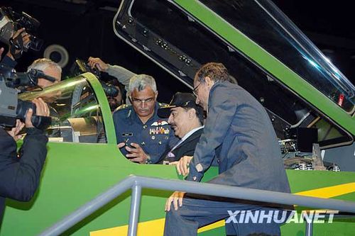 11月23日，在巴基斯坦旁遮普省的卡姆拉，巴基斯坦總理吉拉尼（右二）坐在梟龍戰機飛行員駕駛艙中聽取介紹。新華社記者李敬臣攝