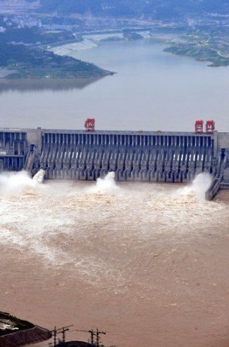 7月17日下午，三峽大壩開啟4個泄洪深孔和1個排漂孔，將出庫流量由32000立方米/秒增大到34000立方米/秒以下泄洪水。新華社發（鄭家裕 攝）
