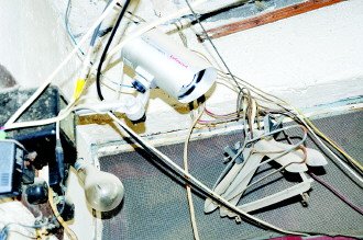 釘子戶用9條狼狗看門4個攝像頭監控 6年不倒