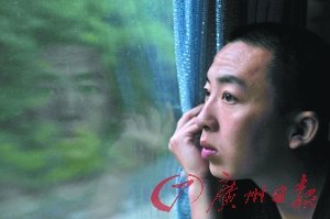 昨天凌晨4時，許霆從床鋪起來坐在窗邊直到天明。