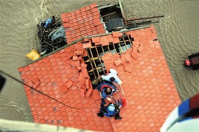 丹東鴨綠江洪水漫堤 江邊公園積水達1米深