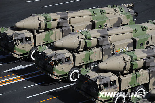 10月1日，首都各界慶祝中華人民共和國成立60周年大會在北京天安門廣場隆重舉行。這是某新型中遠程地地常規導彈方隊在長安街上行進。 新華社記者 李勇攝