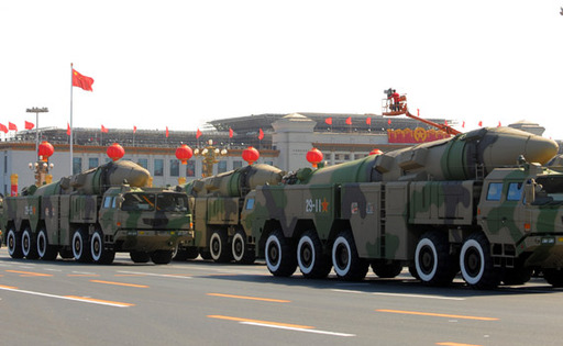 東風-21C導彈方隊在國慶大閱兵上接受檢閱。徐昱 攝