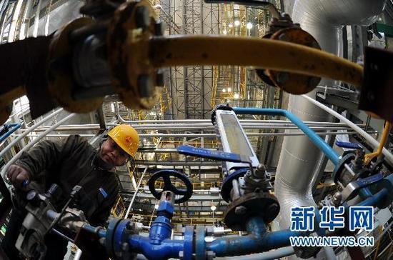 　　秦皇島垃圾焚燒發電供熱項目即將投產，工人在秦皇島垃圾發電供熱項目垃圾焚燒車間工作（10月20日攝）。新華社記者楊世堯攝