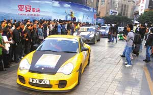 昨日,香港保時捷車隊在解放碑吸引市民圍觀。本報記者 楊新宇 攝