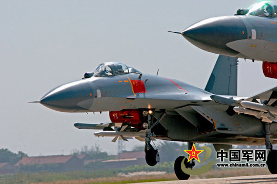 殲11梯隊起飛準備集合，進行編隊訓練。譚超攝