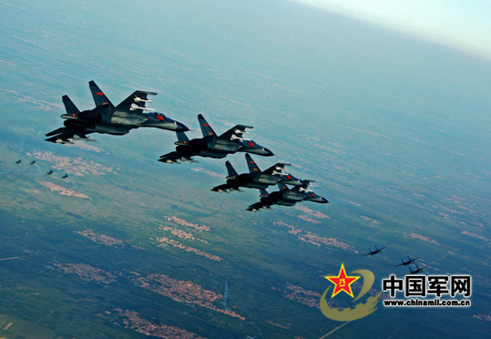 殲11梯隊起飛準備集合，進行編隊訓練  譚超攝