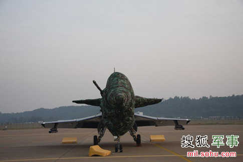 八一飛行表演隊殲十表演機。