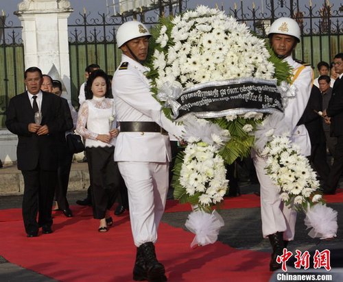 柬埔寨將踩踏死者人數下調為347人 今全國哀悼