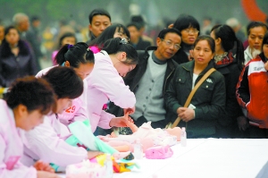 昨日，家政服務(wù)技能大賽決賽在觀音橋步行街舉行。本報(bào)記者 何熠 攝