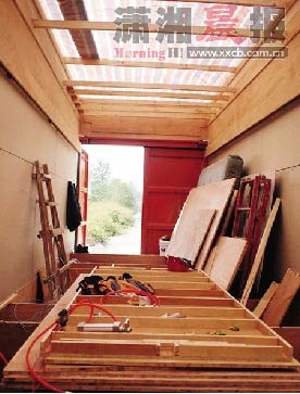 空間太小,核心的問題是如何滿足客廳、臥室、廚房、露臺、廁所的需求。