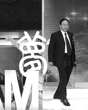 在《南方周末》“2010年度完美中國夢踐行者致敬盛典”上，王克勤接受致敬 （資料圖片）