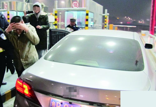 青島酒司機強行闖關(guān)未遂棄車狂逃 強悍襲警被生擒