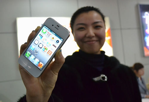 iphone4s開售，青島iphone4s真機實拍，銷售員介紹iphone4s套餐及辦理方法