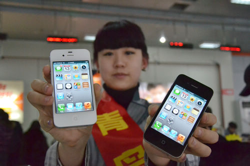 iphone4s黑白版同時開售，青島iphone4s真機實拍，銷售員介紹iphone4s套餐及辦理方法