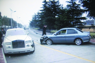 事發(fā)時(shí)，勞斯萊斯已盡量避讓，但仍被菱悅撞上。