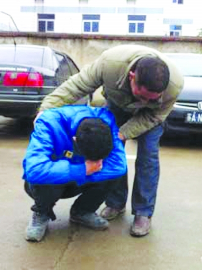 抱頭痛哭的小劉。