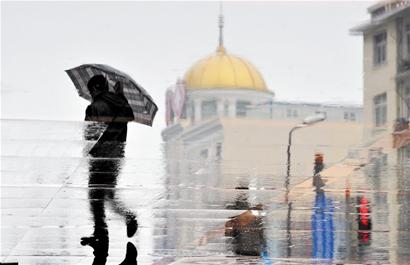 青島市一天之中出現了雨、雷電、霰、冰粒、雪、霧多種天氣現象
