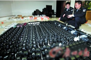 海關關員正在清點走私的攝影攝像器材