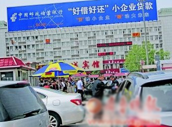 火車站站前停車場出口,每一輛開出的車都要嚴格檢查。 火車站站前停車場出口,每一輛開出的車都要嚴格檢查。