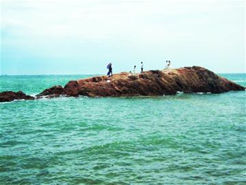 新人拍婚紗照被困海中央 淡定擺pose等退潮 新人拍婚紗照被困海中央 淡定擺pose等退潮