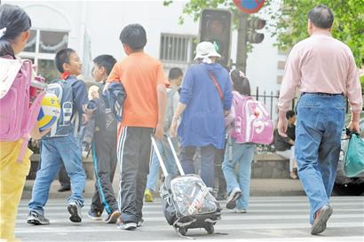 青島小學生書包重達24斤 肩負越減越重 青島小學生書包重達24斤 肩負越減越重