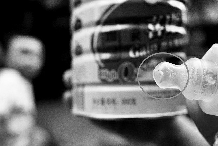 喂完奶粉后 奶瓶嘴里發現蛆蟲 喂完奶粉后 奶瓶嘴里發現蛆蟲