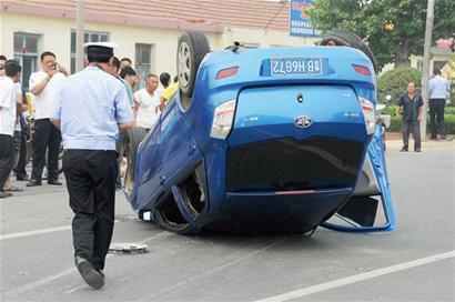 老漢被瘋狂轎車撞飛50米當場斃命 鮮血遍地( 老漢被瘋狂轎車撞飛50米當場斃命 鮮血遍地(