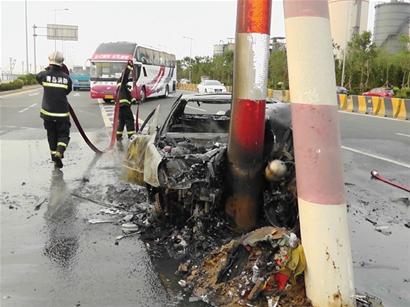 奔馳撞住起火 交警救出乘客兩分鐘后爆燃 奔馳撞住起火 交警救出乘客兩分鐘后爆燃