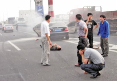 奔馳撞住起火 交警救出乘客兩分鐘后爆燃 奔馳撞住起火 交警救出乘客兩分鐘后爆燃