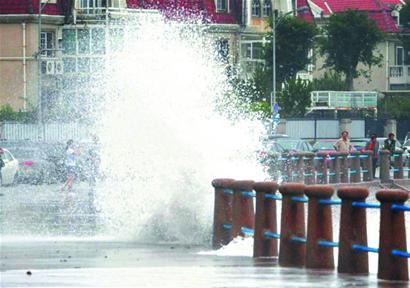 藍色風暴潮襲青島 海邊掀起三米巨浪 藍色風暴潮襲青島 海邊掀起三米巨浪