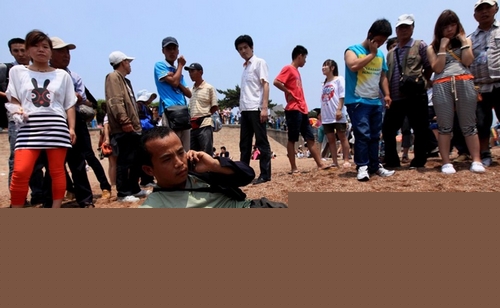 青島棧橋便衣城管毆打殘疾小販  青島棧橋便衣城管毆打殘疾小販