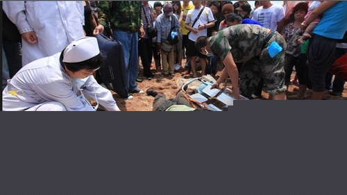 青島棧橋便衣城管毆打殘疾小販  青島棧橋便衣城管毆打殘疾小販