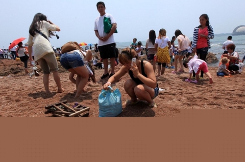 青島棧橋便衣城管毆打殘疾小販  青島棧橋便衣城管毆打殘疾小販