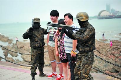 青島真人卡通專愛勾引年輕女游客 給錢不夠不放行 青島真人卡通專愛勾引年輕女游客 給錢不夠不放行